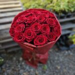 Стилен букет с 25 червени рози