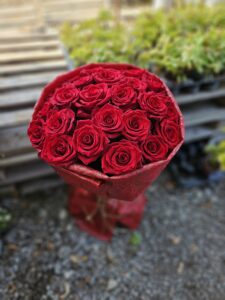 Стилен букет с 25 червени рози