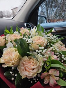 Букет с Рози и Алстромерия