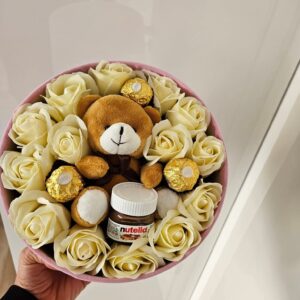 Кутия със сапунени рози, мече и мини нутела