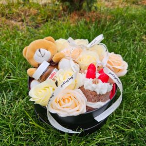 Луксозна кутия със сапунени Рози, плюшено мече,мини нутела и ръчно изработена ароматна свещ