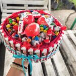 Торта с Киндер Шоколадчета и бонбони М&М's