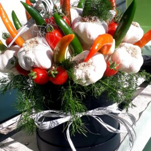 Кутия с чесън,чушки и чери домати