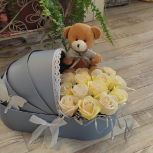 Бебешка количка със сапунени рози и Мече